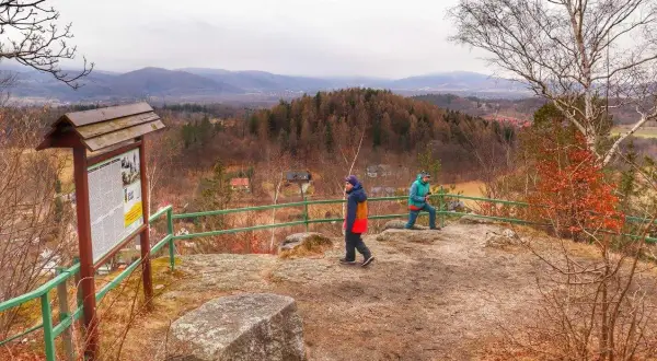 Widok z góry Witosza na jesienny krajobraz. Dwie osoby podziwiają panoramę.