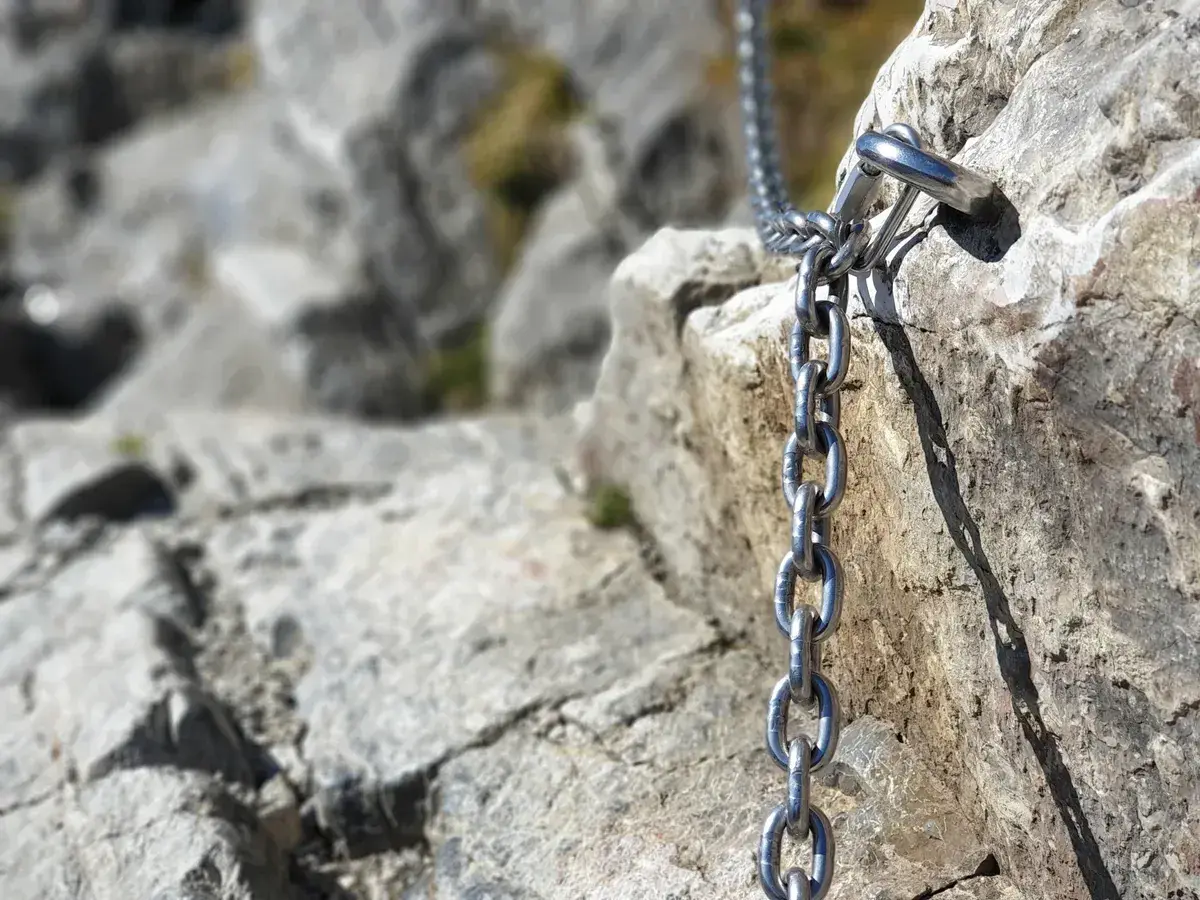Łańcuchy na Giewoncie pomagają w trudnym podejściu. Metalowe ogniwa pewnie trzymają się skały.