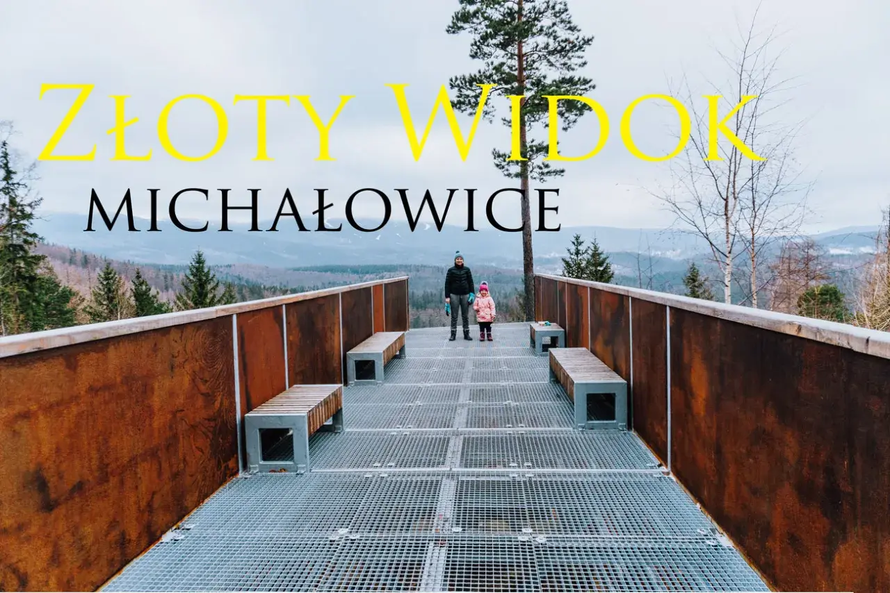 Złoty widok Michałowice. Dwoje ludzi na platformie widokowej z metalową kratownicą i ławkami, w tle góry i las.