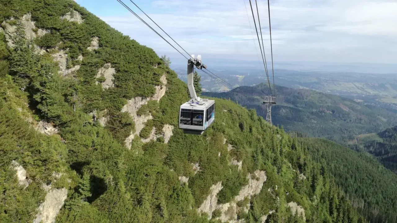 Kolejka linowa wjeżdża na zbocze górskie. Z Kasprowego Wierchu na Giewont idzie się długo, ale widoki są piękne.