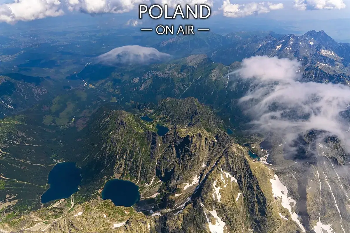 Widok z lotu ptaka na Tatry, idealne miejsce na pierwsze górskie wędrówki. Jeziora i szczyty w Polsce.