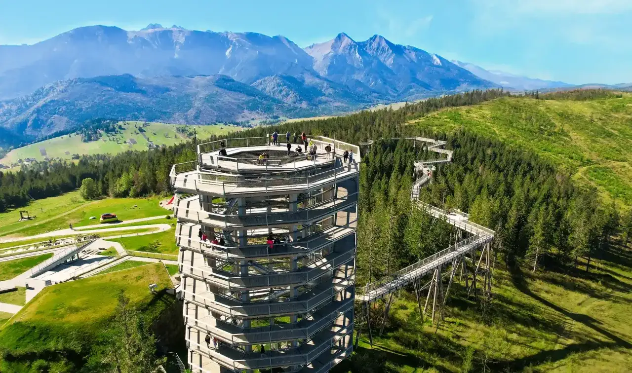 Wieża widokowa i ścieżka w koronach drzew w Zakopanem oferują niezapomniany spacer z widokiem na Tatry.