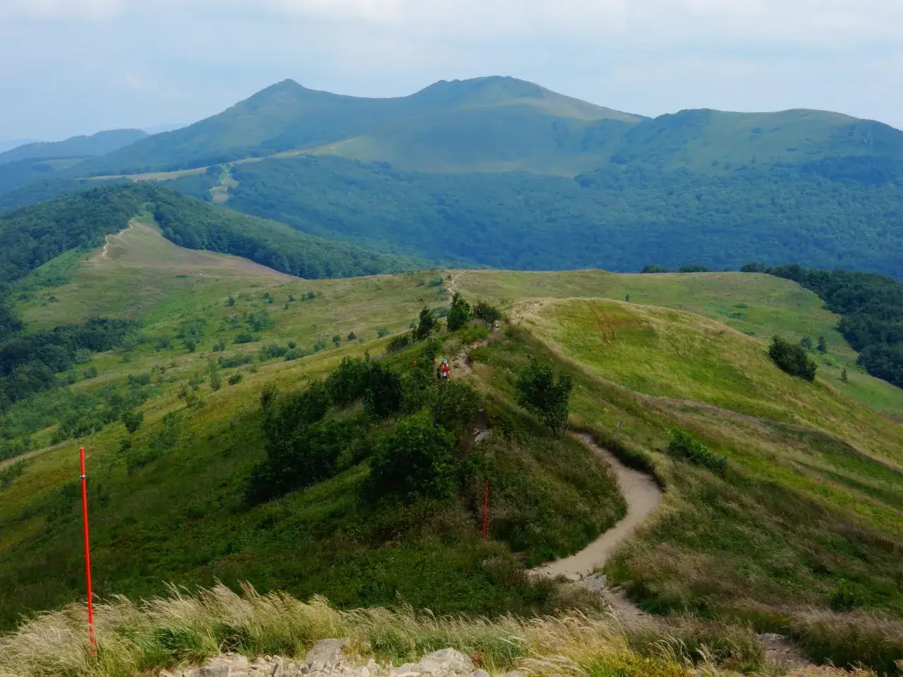 Malownicze bieszczady szczyty, zielone połoniny i kręta ścieżka dla turystów.