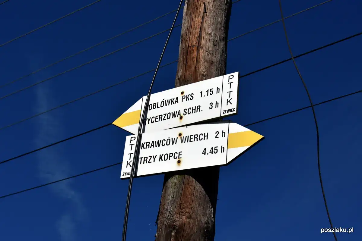 Rozdroże szlaków PTTK. Wskazówki kierują na Krawców Wierch (2h) i Trzy Kopce (4.45h).