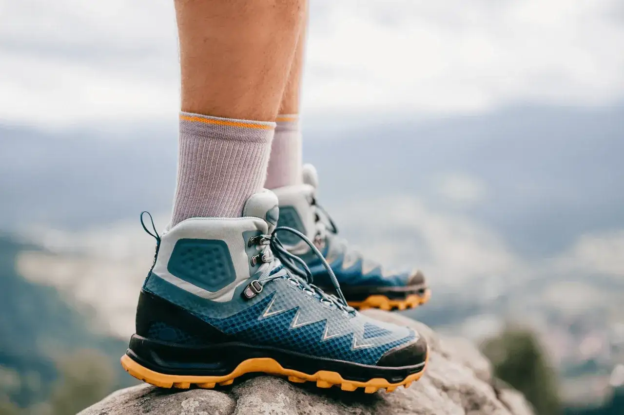 Wygodne buty trekkingowe na kamieniu, zapewniające ciepłe stopy podczas górskiej wędrówki.