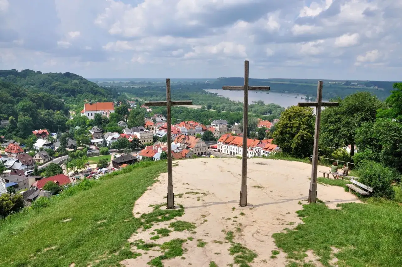 Trzy drewniane krzyże na wzgórzu górują nad Kazimierzem Dolnym. Widok na miasto i Wisłę.