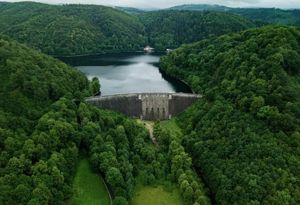 Zapora wodna w otoczeniu bujnej zieleni, malowniczy krajobraz Dolnego Śląska.
