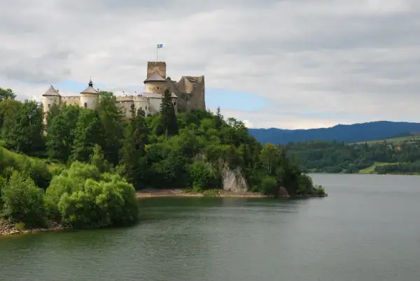 Niedzica-zamek trasa: malowniczy zamek na wzgórzu nad jeziorem, otoczony zielenią. Idealne miejsce na wycieczkę.
