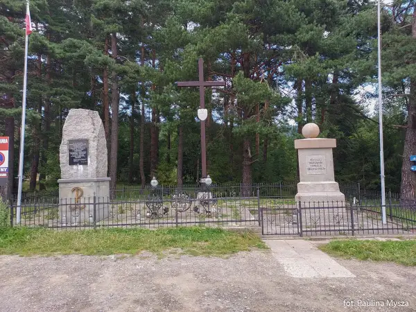 Pomnik na przełęczy Rydza Śmigłego. Monument upamiętnia marszałka Edwarda Rydza-Śmigłego.