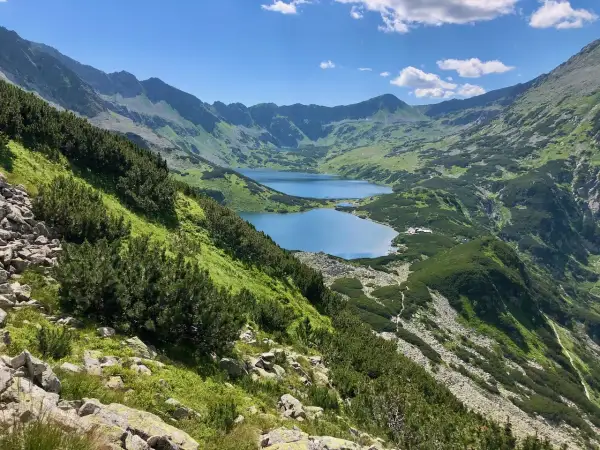 Widok na Morskie Oko i Dolinę Pięciu Stawów w jeden dzień. Błękitne jeziora otoczone zielonymi zboczami Tatr.
