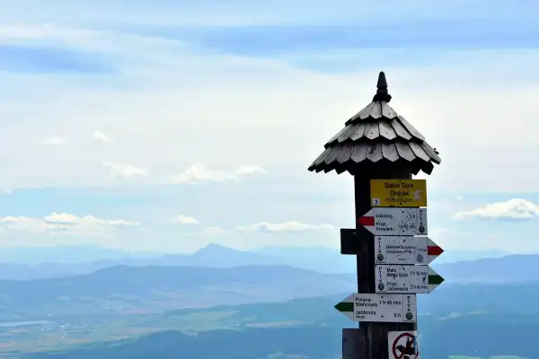Droga na szczyt Babiej Góry Diablak, której wysokość to 1725 m n.p.m. Wskazówki pokazują szlaki.
