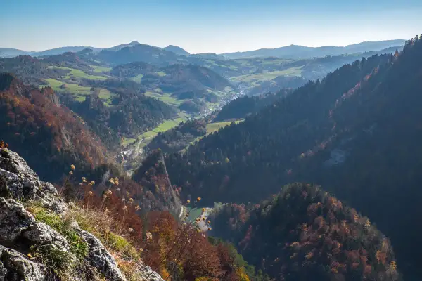 Widok z Sokolej Góry na dolinę Dunajca i Szczawnicę. Jesienne barwy lasów i pól tworzą malowniczy krajobraz.