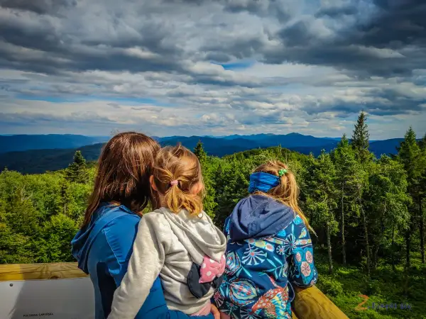 Rodzina podziwia malownicze Bieszczady z dziećmi. Wspaniały widok na góry i lasy.