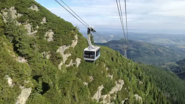 Kolejka linowa wjeżdża na zbocze górskie. Z Kasprowego Wierchu na Giewont idzie się długo, ale widoki są piękne.