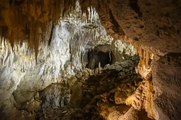 Wnętrze jaskini mroźnej, pełne stalaktytów i stalagmitów, tworzących niezwykłe formacje skalne.