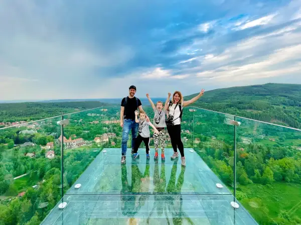 Rodzina cieszy się widokiem z tarasu widokowego sky walk Świeradów.