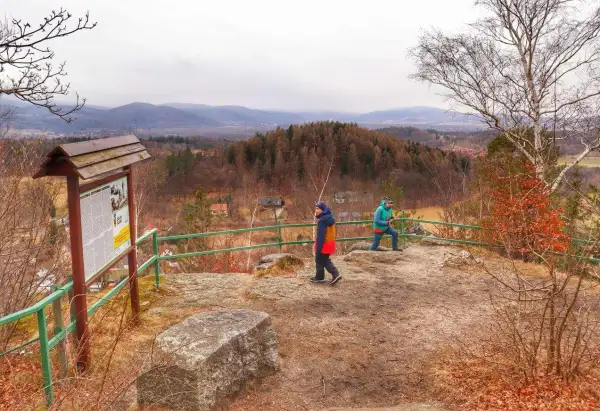 Widok z góry Witosza na jesienny krajobraz. Dwie osoby podziwiają panoramę.